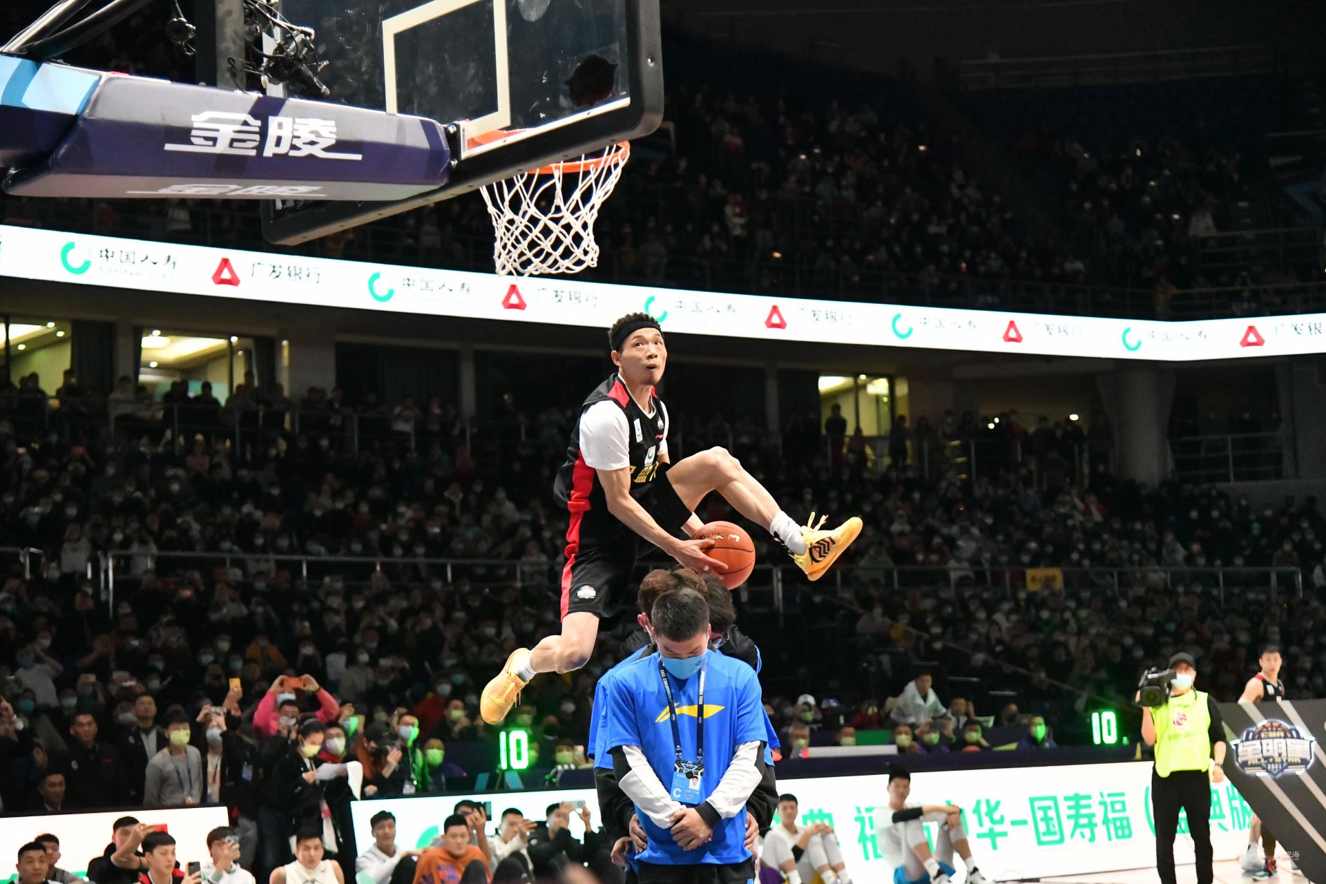 以及在年轻 以及在年轻